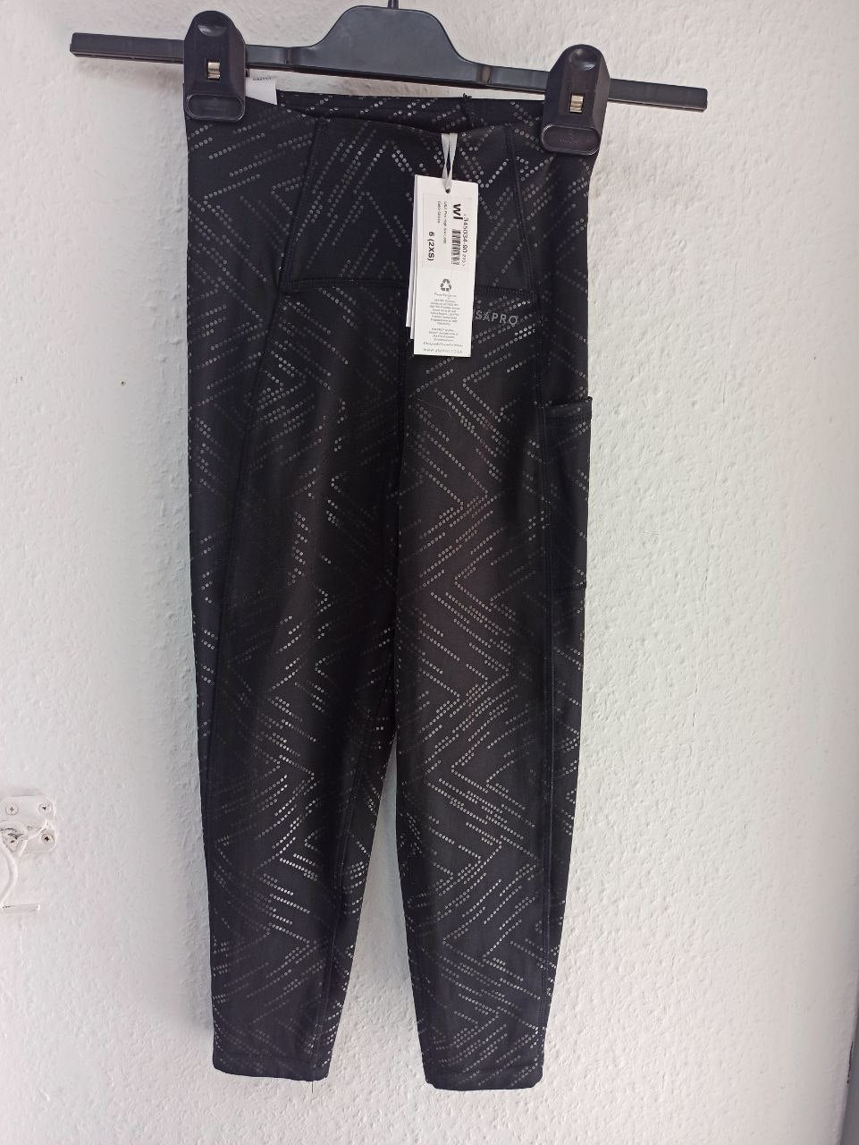 Black Patterned Athletic Capris with Pockets (XS)