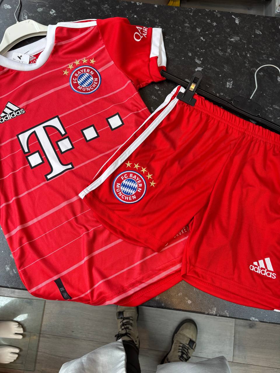 Kids' FC Bayern München Home Kit Set - Red Adidas Youth Jersey & Shorts (5 - 7 Years)
