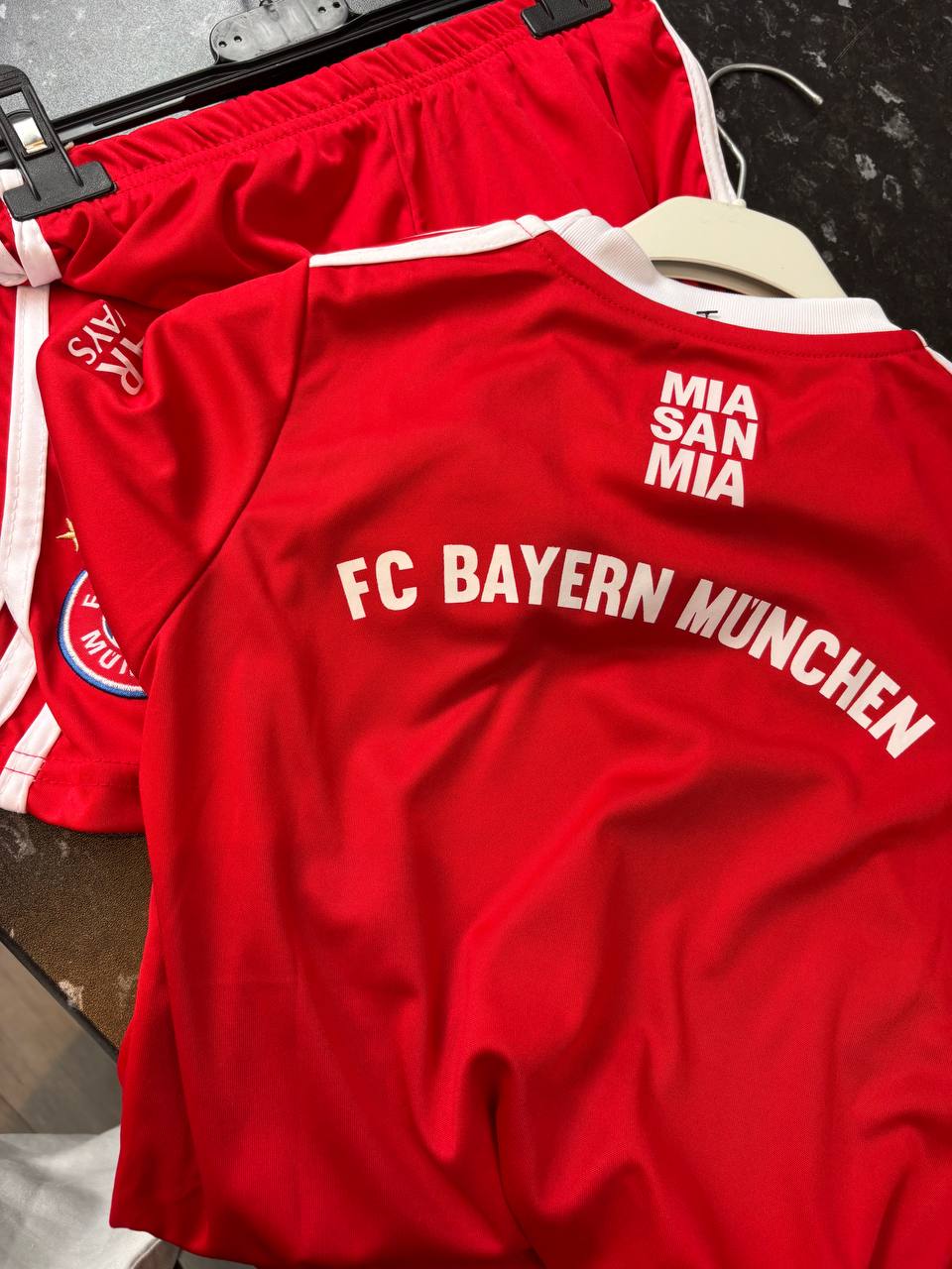 Kids' FC Bayern München Home Kit Set - Red Adidas Youth Jersey & Shorts (5 - 7 Years)