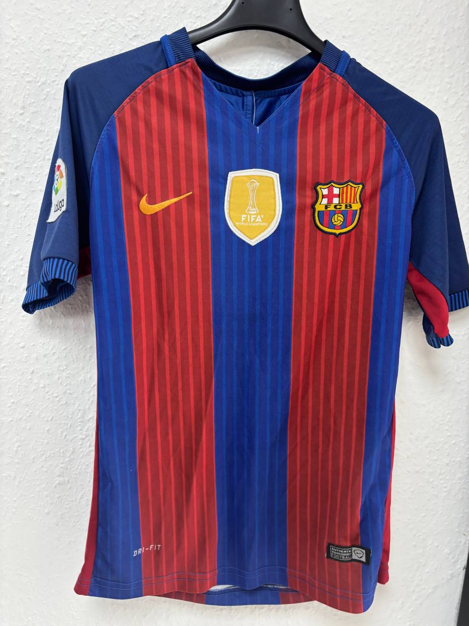 FC Barcelona 2015/16 Home Jersey - Suárez #9 (FIFA World Champions Badge) (10 - 12 Years)