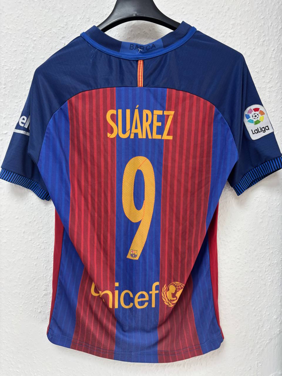 FC Barcelona 2015/16 Home Jersey - Suárez #9 (FIFA World Champions Badge) (10 - 12 Years)